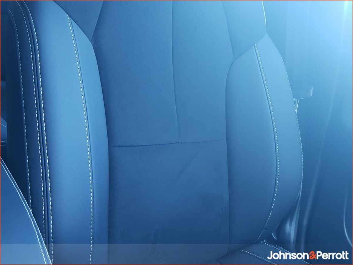 Volvo XC40 2.0 B3 163bhp MHEV Plus Dark (Heated Windscreen / Heated Seats / Cruise Control)