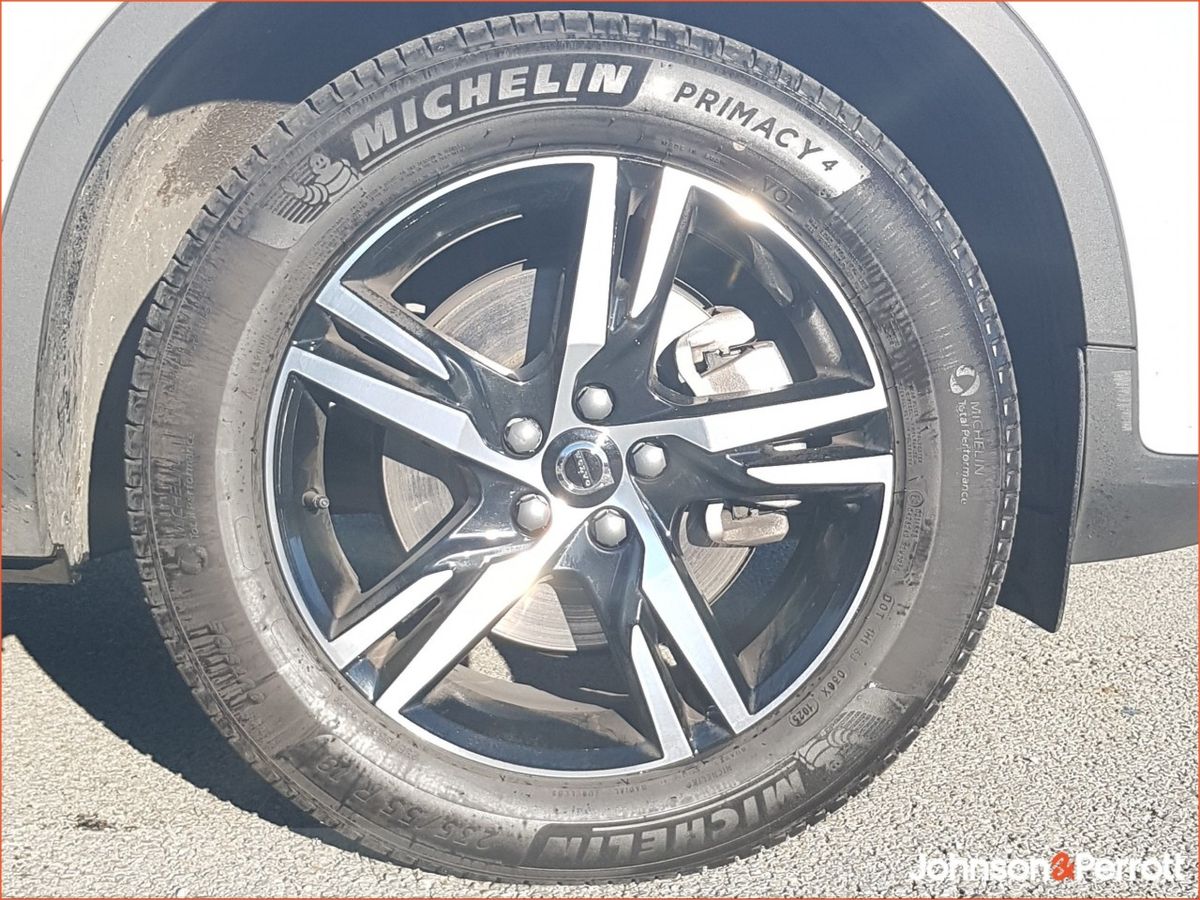 Volvo XC40 2.0 B3 163bhp MHEV Plus Dark (Heated Windscreen / Heated Seats / Cruise Control)