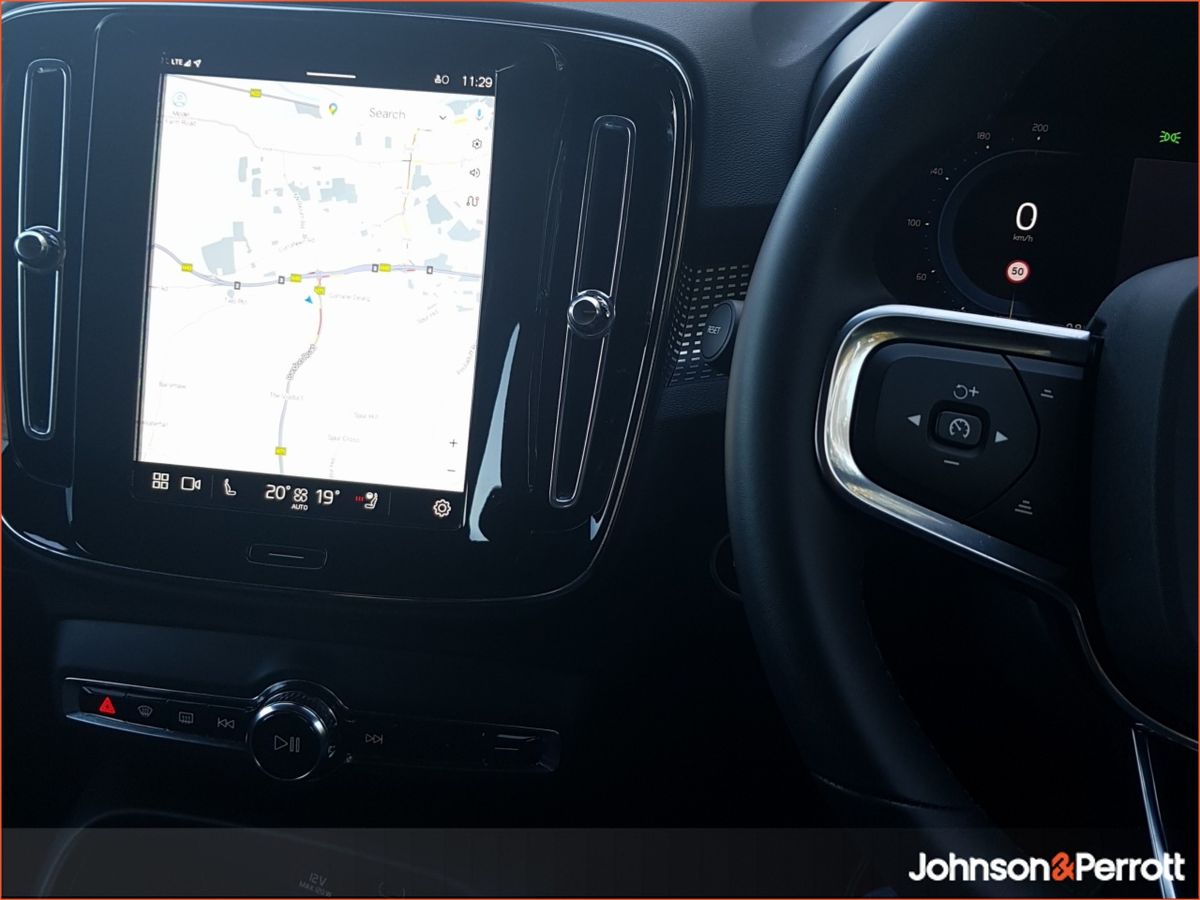 Volvo XC40 2.0 B3 163bhp MHEV Plus Dark (Heated Windscreen / Heated Seats / Cruise Control)