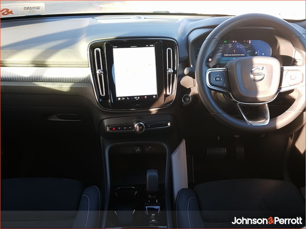 Volvo XC40 2.0 B3 163bhp MHEV Plus Dark (Rear Camera / Heated Seats / Cruise Control)