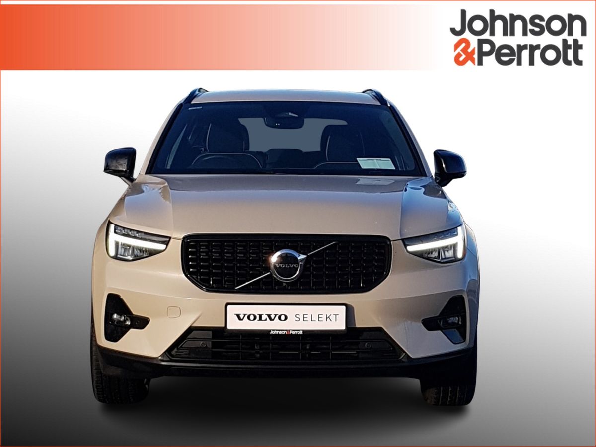 Volvo XC40 2.0 B3 163bhp MHEV Plus Dark (Rear Camera / Heated Seats / Cruise Control)