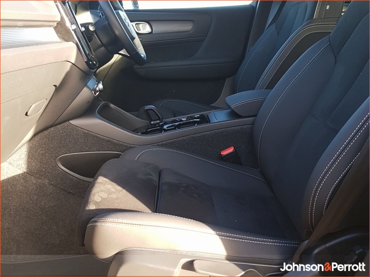 Volvo XC40 2.0 B3 163bhp MHEV Plus Dark (Rear Camera / Heated Seats / Cruise Control)