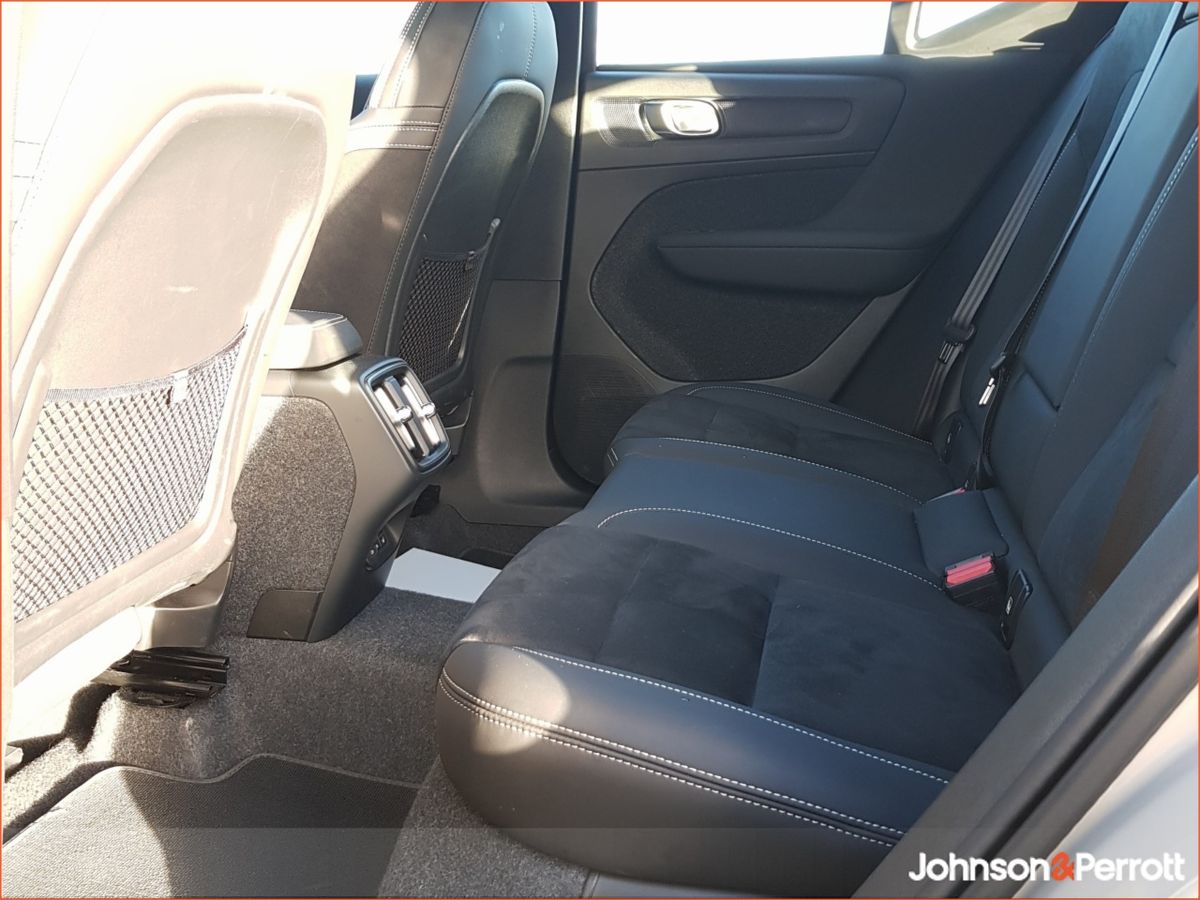 Volvo XC40 2.0 B3 163bhp MHEV Plus Dark (Rear Camera / Heated Seats / Cruise Control)