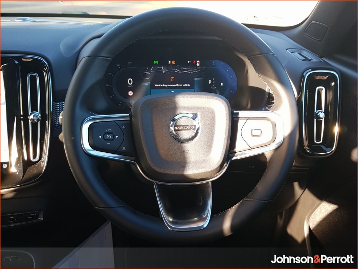 Volvo XC40 2.0 B3 163bhp MHEV Plus Dark (Rear Camera / Heated Seats / Cruise Control)