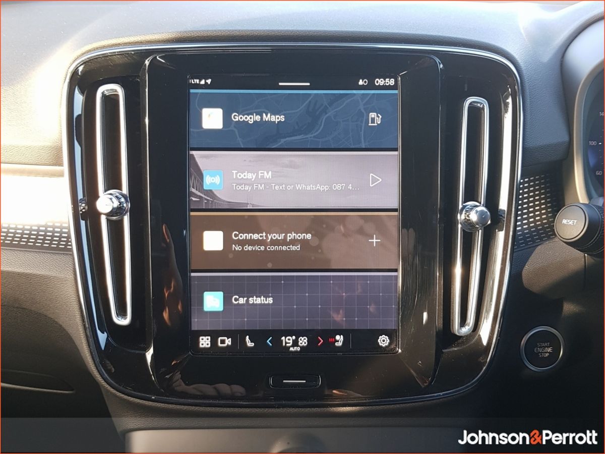 Volvo XC40 2.0 B3 163bhp MHEV Plus Dark (Rear Camera / Heated Seats / Cruise Control)