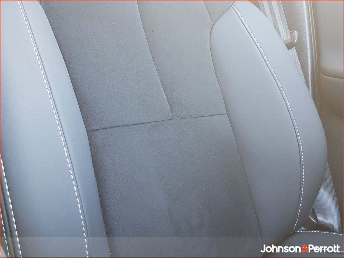 Volvo XC40 2.0 B3 163bhp MHEV Plus Dark (Rear Camera / Heated Seats / Cruise Control)