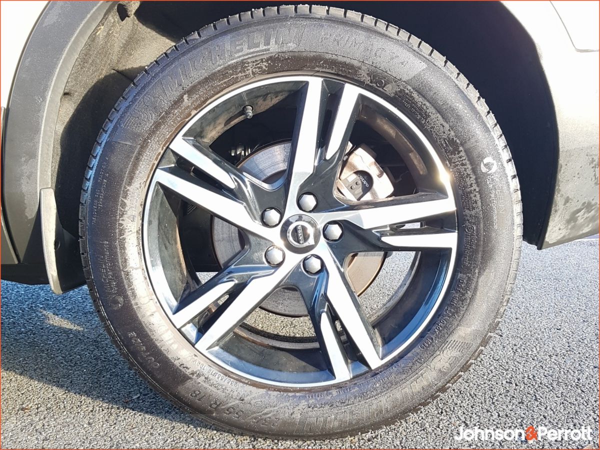 Volvo XC40 2.0 B3 163bhp MHEV Plus Dark (Rear Camera / Heated Seats / Cruise Control)