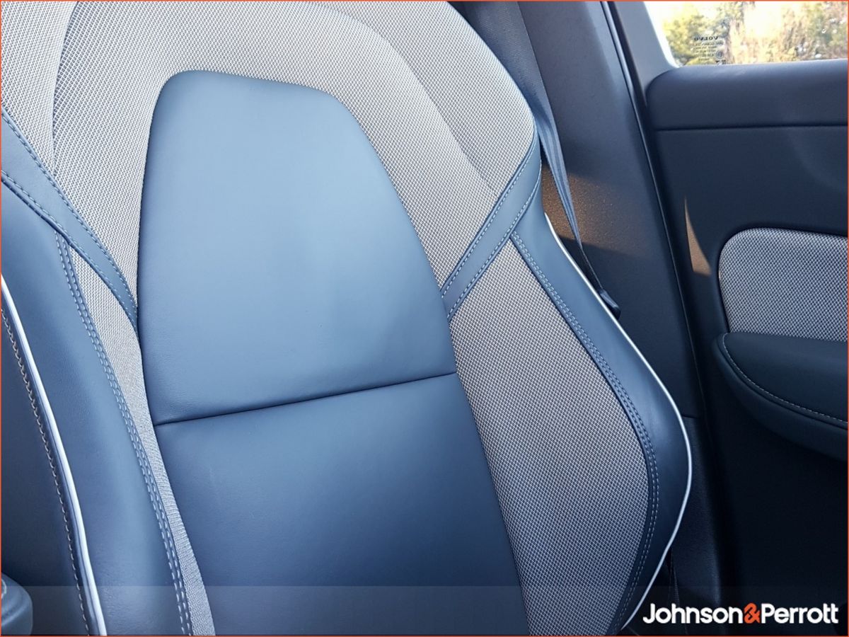 Volvo XC60 T6 350hp AWD Plus Dark PHEV (Two Year Volvo Selekt Warranty + Two Year Volvo Service Plan)