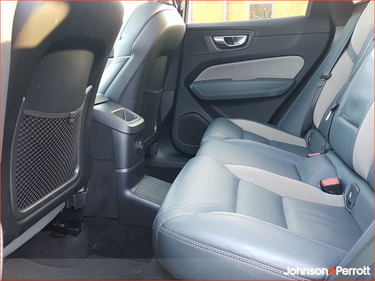 Volvo XC60 T6 350hp AWD Plus Dark PHEV (Two Year Volvo Selekt Warranty + Two Year Volvo Service Plan)