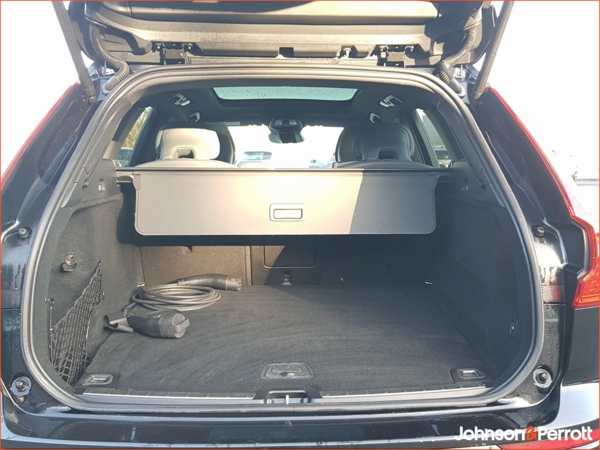 Volvo XC60 T6 350hp AWD Plus Dark PHEV (Two Year Volvo Selekt Warranty + Two Year Volvo Service Plan)