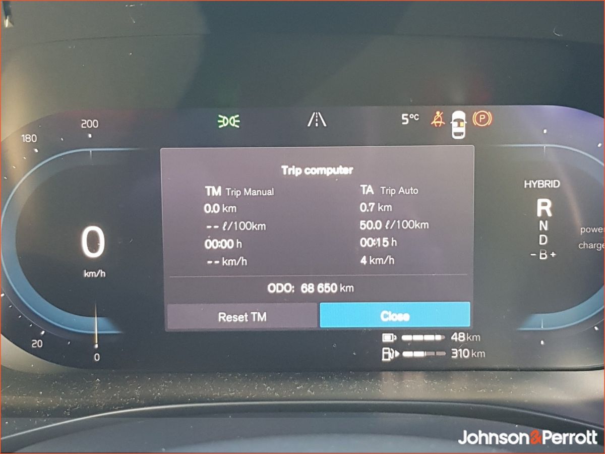 Volvo XC60 T6 350hp AWD Plus Dark PHEV (Two Year Volvo Selekt Warranty + Two Year Volvo Service Plan)