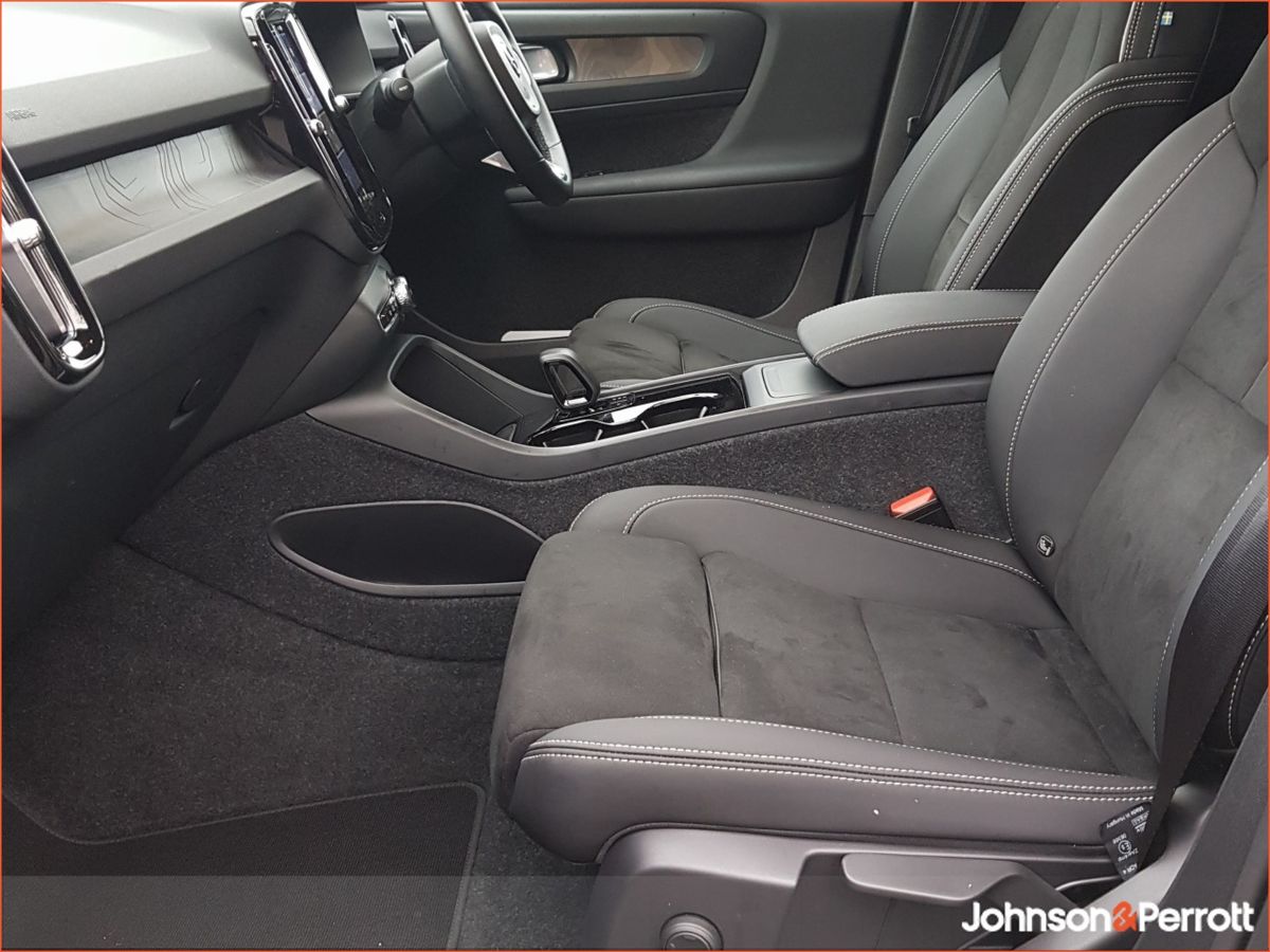 Volvo EX40 82 kWh 252bhp Extended Range Plus - Adaptive Cruise / BLIS / Heated Seats