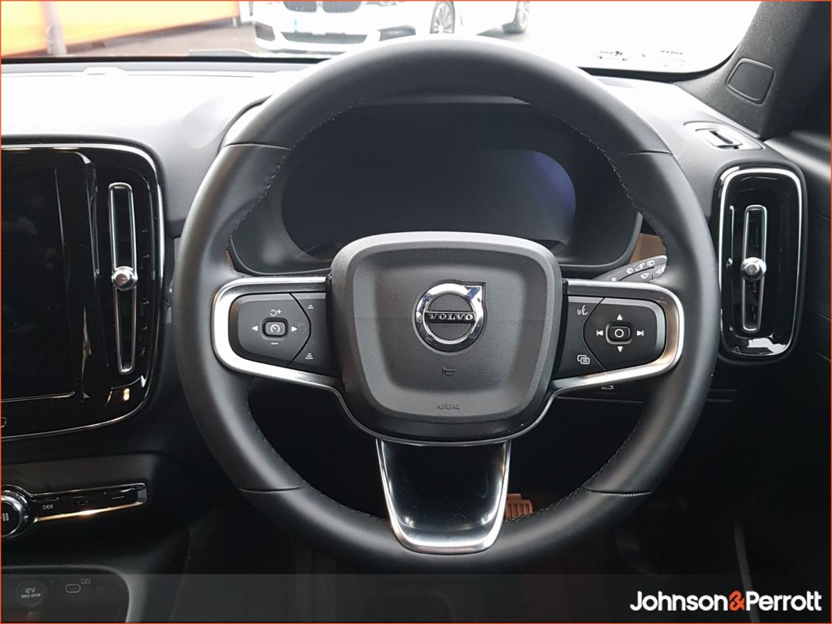 Volvo EX40 82 kWh 252bhp Extended Range Plus - Adaptive Cruise / BLIS / Heated Seats