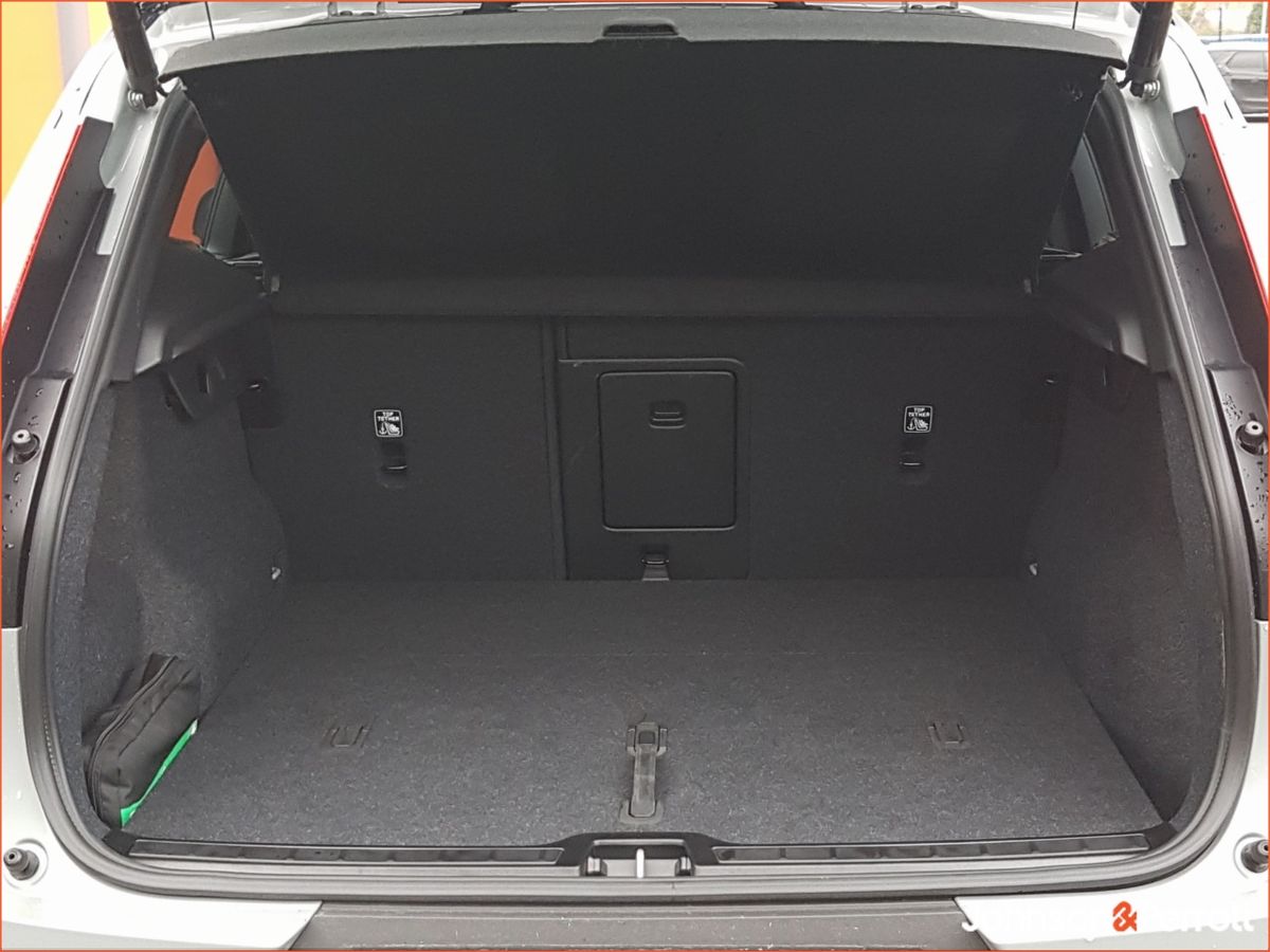 Volvo EX40 82 kWh 252bhp Extended Range Plus - Adaptive Cruise / BLIS / Heated Seats