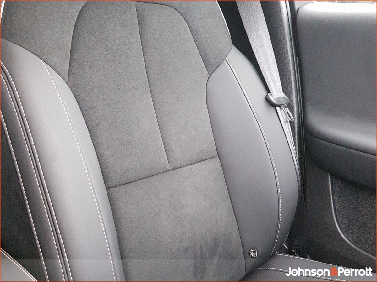 Volvo EX40 82 kWh 252bhp Extended Range Plus - Adaptive Cruise / BLIS / Heated Seats