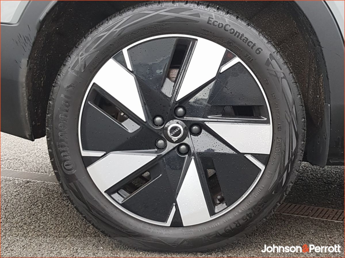 Volvo EX40 82 kWh 252bhp Extended Range Plus - Adaptive Cruise / BLIS / Heated Seats