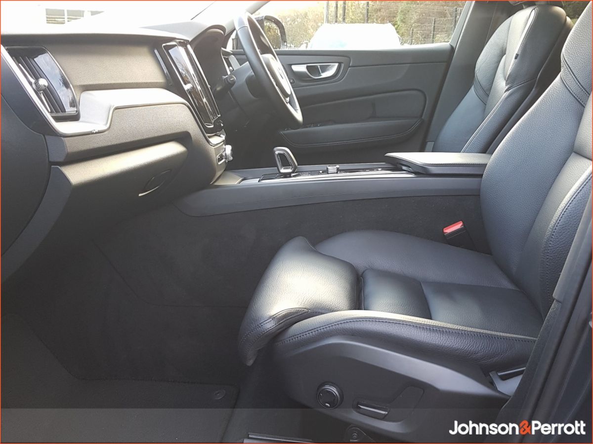 Volvo XC60 T6 350hp AWD PHEV Plus Dark (Three Year Volvo Selekt Warranty + Two Year Volvo Service Plan)