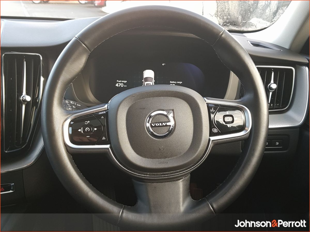 Volvo XC60 T6 350hp AWD PHEV Plus Dark (Three Year Volvo Selekt Warranty + Two Year Volvo Service Plan)