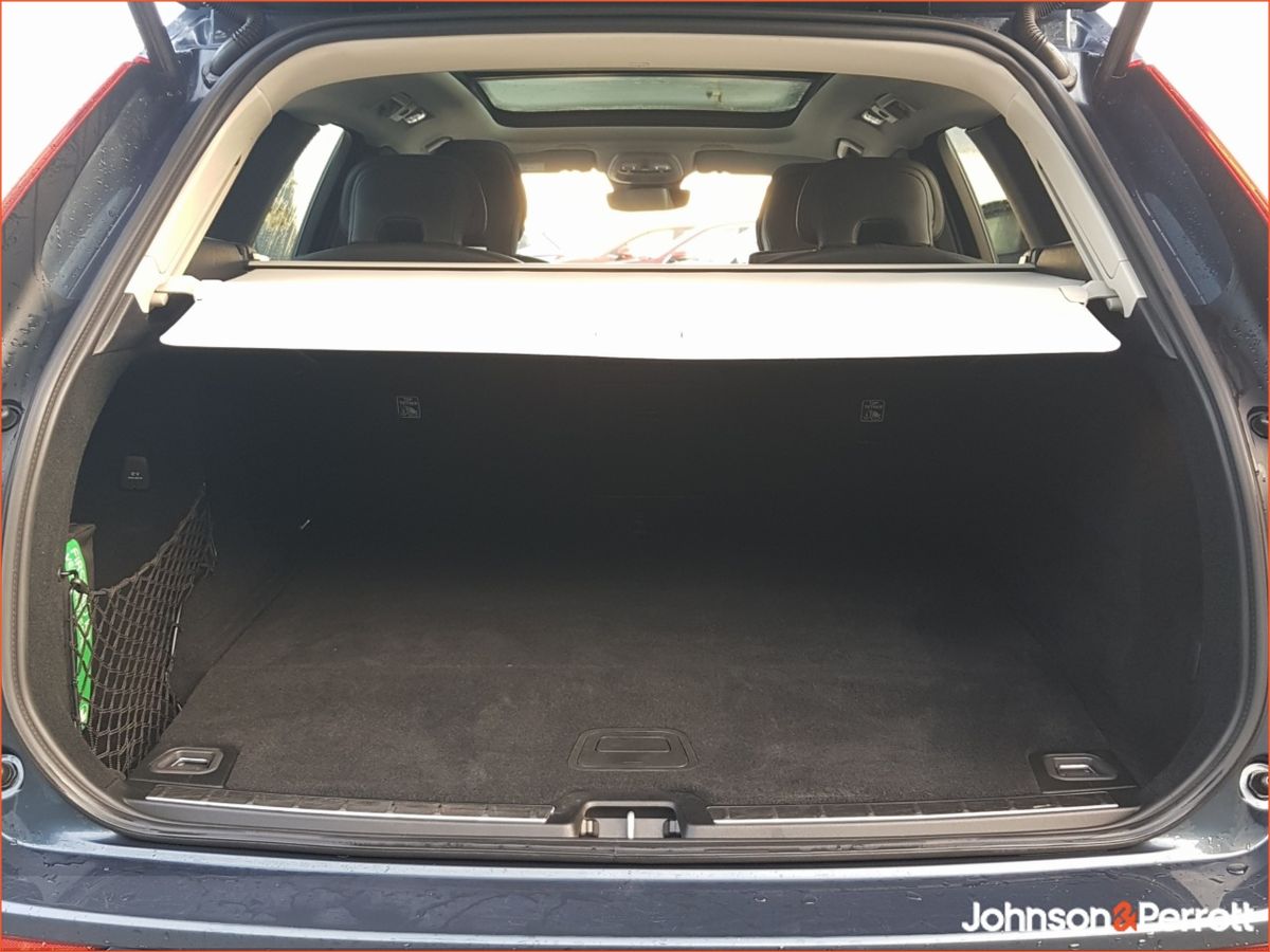 Volvo XC60 T6 350hp AWD PHEV Plus Dark (Three Year Volvo Selekt Warranty + Two Year Volvo Service Plan)