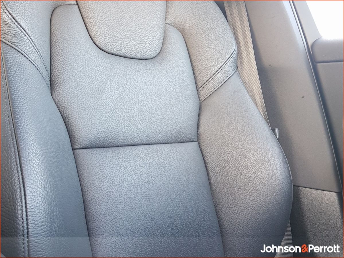 Volvo XC60 T6 350hp AWD PHEV Plus Dark (Three Year Volvo Selekt Warranty + Two Year Volvo Service Plan)