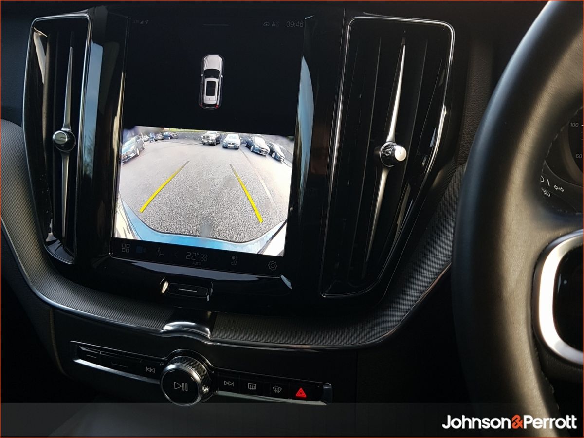 Volvo XC60 T6 350hp AWD PHEV Plus Dark (Three Year Volvo Selekt Warranty + Two Year Volvo Service Plan)