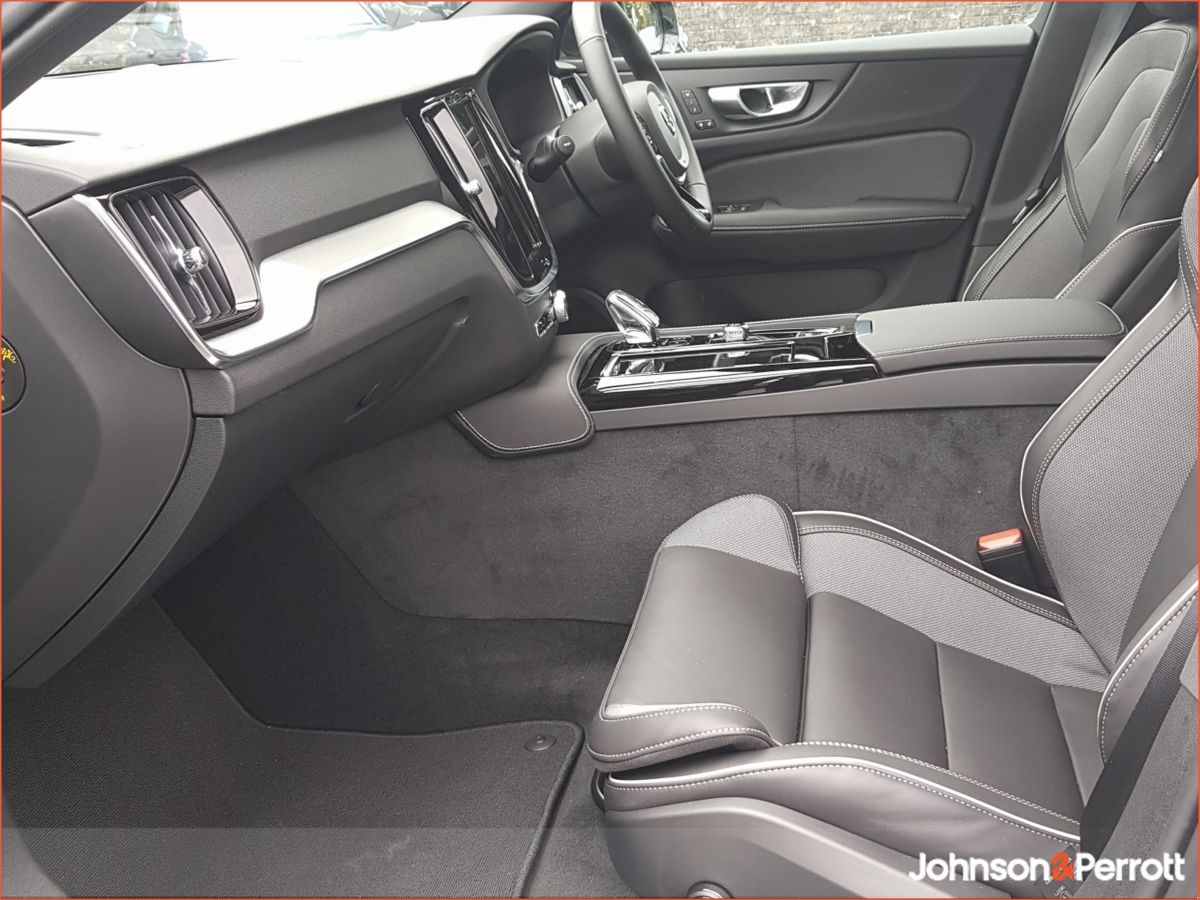 Volvo V60 T6 350 bhp AWD PHEV Plus Dark - Five Year Volvo Warranty until Jan 2031