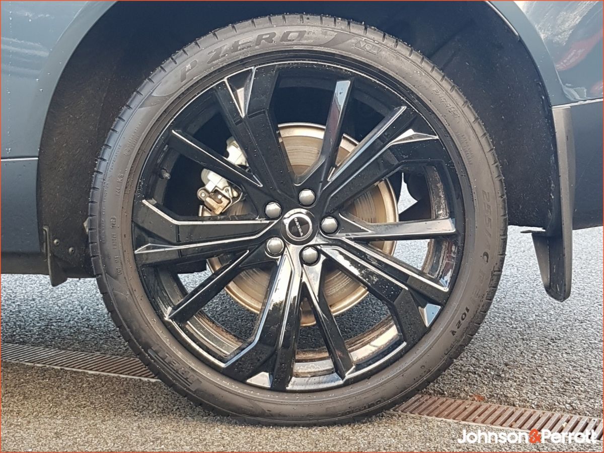 Volvo XC60 T6 350bhp AWD PHEV Plus Black Edition