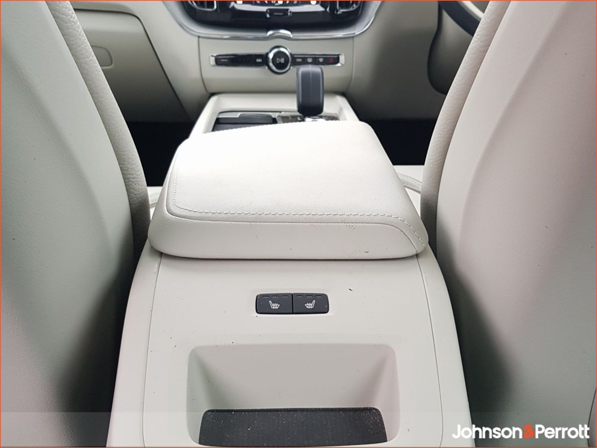 Volvo XC60 T6 350bhp AWD PHEV Plus Bright (Four Year Volvo Selekt Warranty  + Two Year Volvo Service Plan)