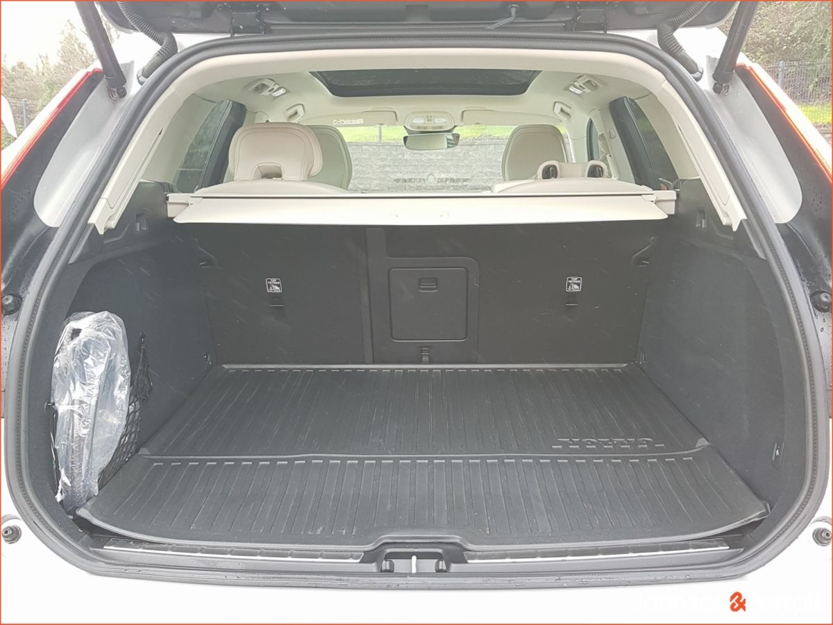 Volvo XC60 T6 350bhp AWD PHEV Plus Bright (Two Year Volvo Selekt Warranty  + Two Year Volvo Service Plan)