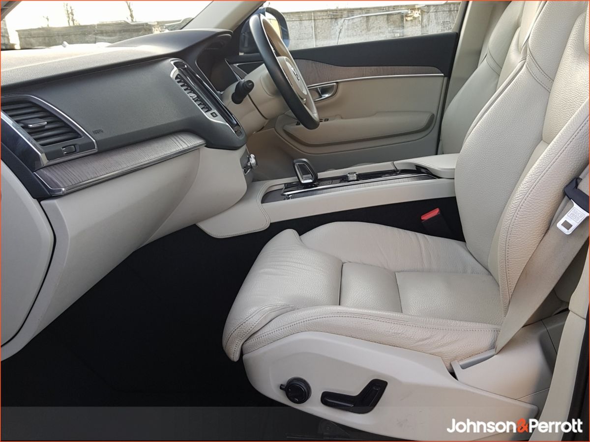 Volvo XC90 T8 PHEV 455hp Core (Two Year Volvo Selekt Warranty + Two Year Volvo Service Plan)