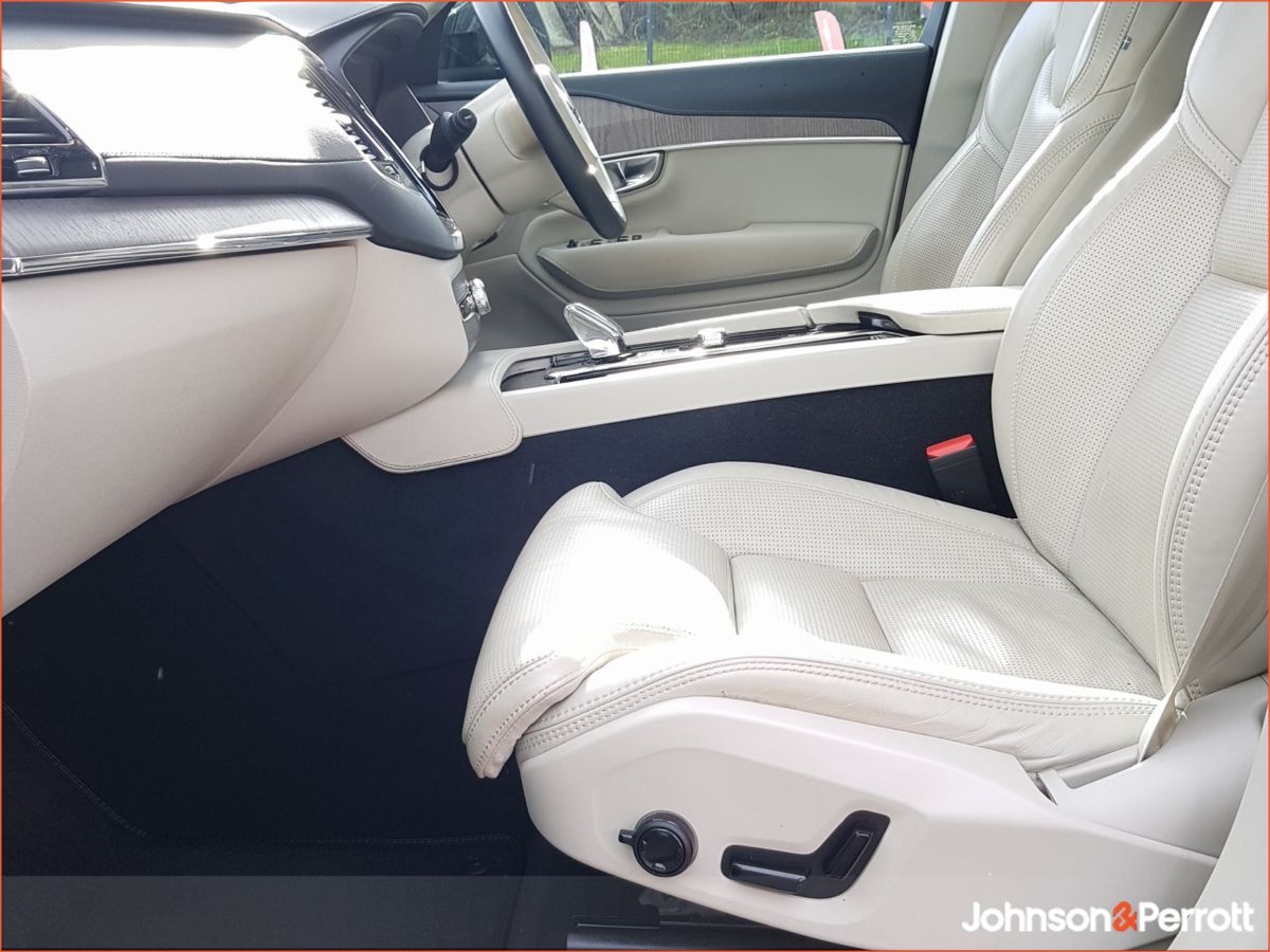 Volvo XC90 T8 455hp AWD Plus Bright (Two Year Volvo Selekt Warranty and Two Year Service Plan)