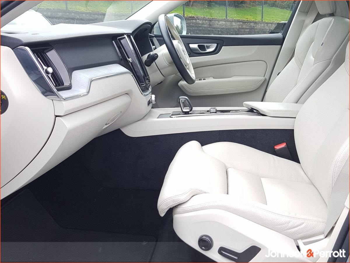 Volvo XC60 T6 350hp AWD PHEV Plus Bright (Two Year Volvo Selekt Warranty + Two Year Volvo Service Plan)