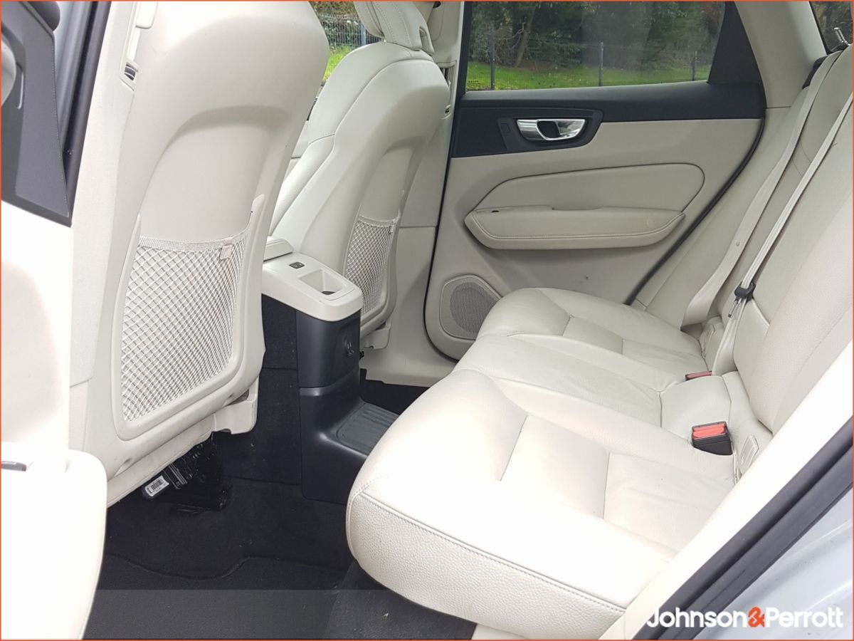 Volvo XC60 T6 350hp AWD PHEV Plus Bright (Two Year Volvo Selekt Warranty + Two Year Volvo Service Plan)