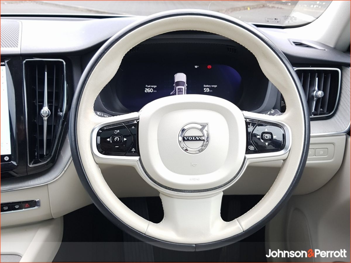 Volvo XC60 T6 350hp AWD PHEV Plus Bright (Two Year Volvo Selekt Warranty + Two Year Volvo Service Plan)