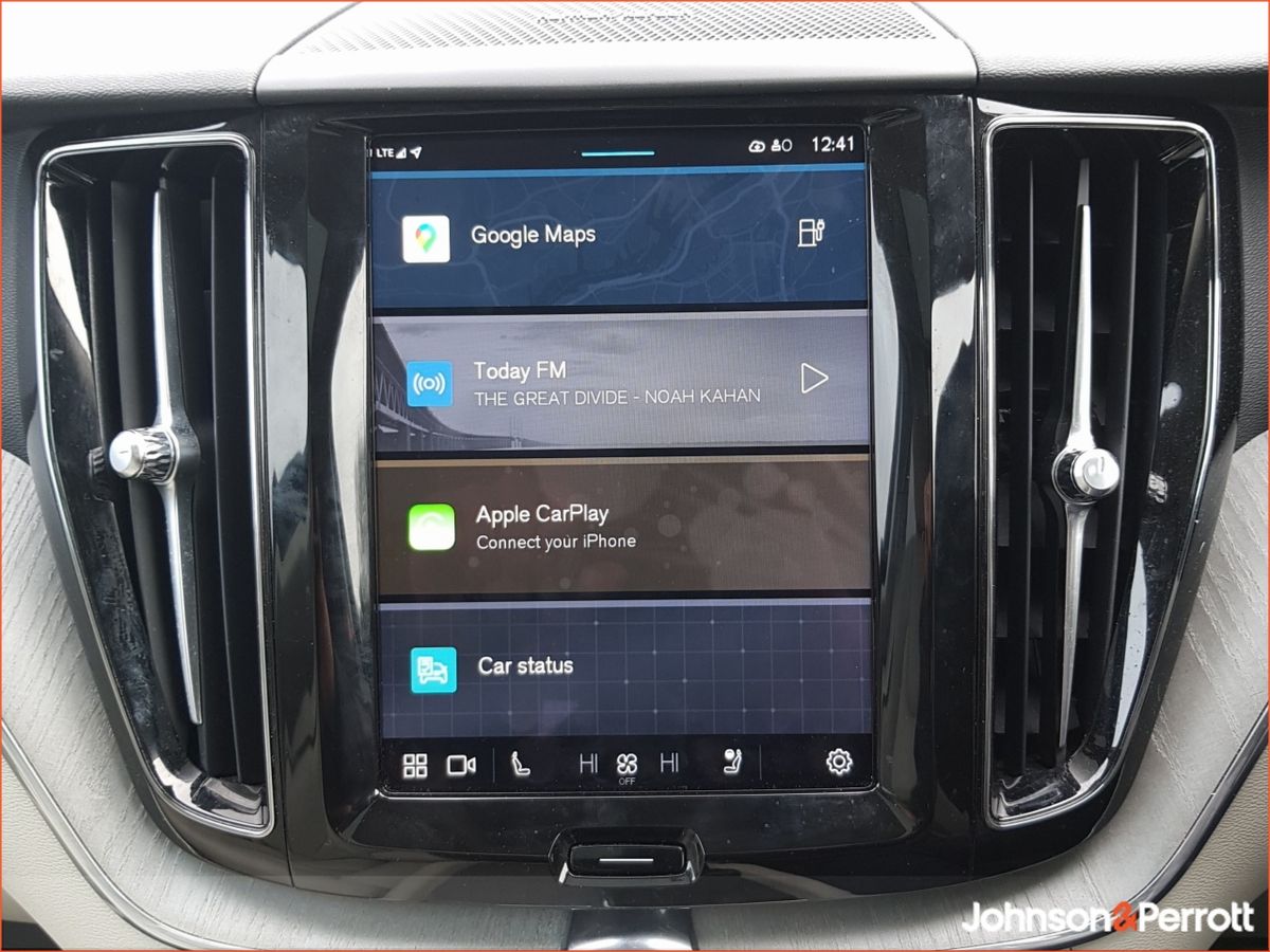 Volvo XC60 T6 350hp AWD PHEV Plus Bright (Two Year Volvo Selekt Warranty + Two Year Volvo Service Plan)