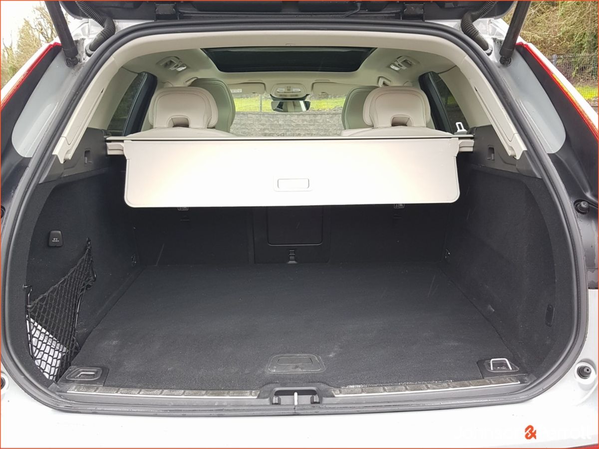 Volvo XC60 T6 350hp AWD PHEV Plus Bright (Two Year Volvo Selekt Warranty + Two Year Volvo Service Plan)