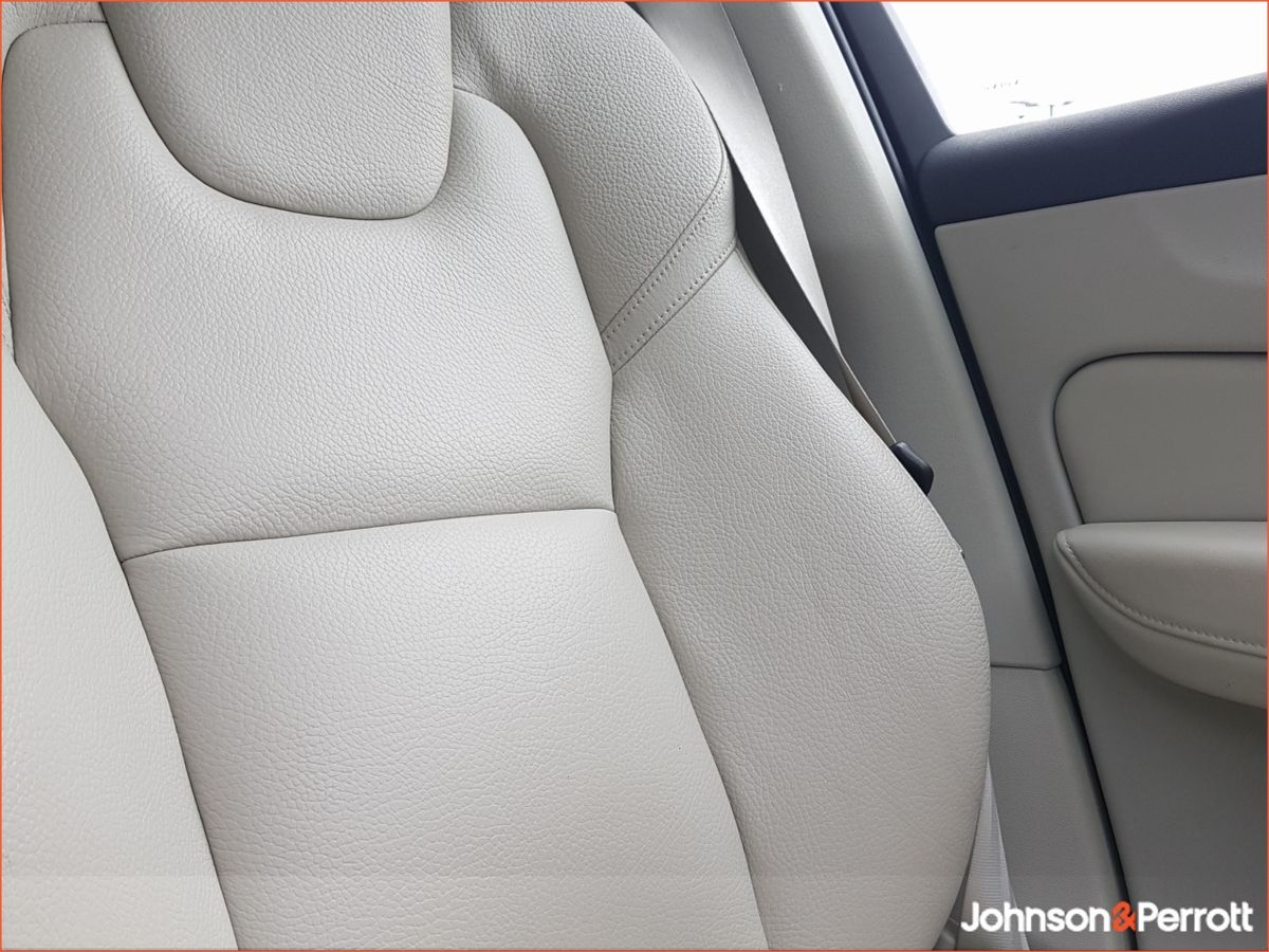 Volvo XC60 T6 350hp AWD PHEV Plus Bright (Two Year Volvo Selekt Warranty + Two Year Volvo Service Plan)