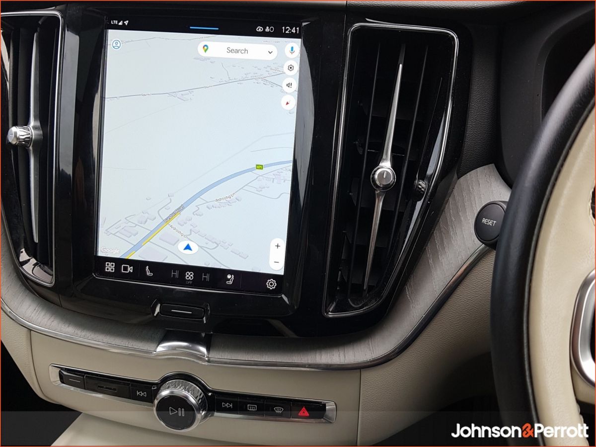 Volvo XC60 T6 350hp AWD PHEV Plus Bright (Two Year Volvo Selekt Warranty + Two Year Volvo Service Plan)