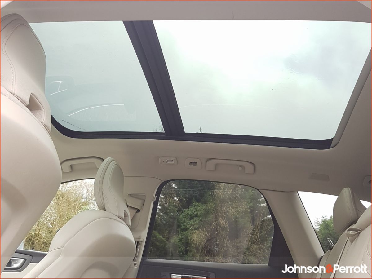 Volvo XC60 T6 350hp AWD PHEV Plus Bright (Two Year Volvo Selekt Warranty + Two Year Volvo Service Plan)