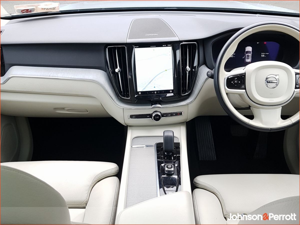Volvo XC60 T6 350hp AWD PHEV Plus Bright (Two Year Volvo Selekt Warranty + Two Year Volvo Service Plan)