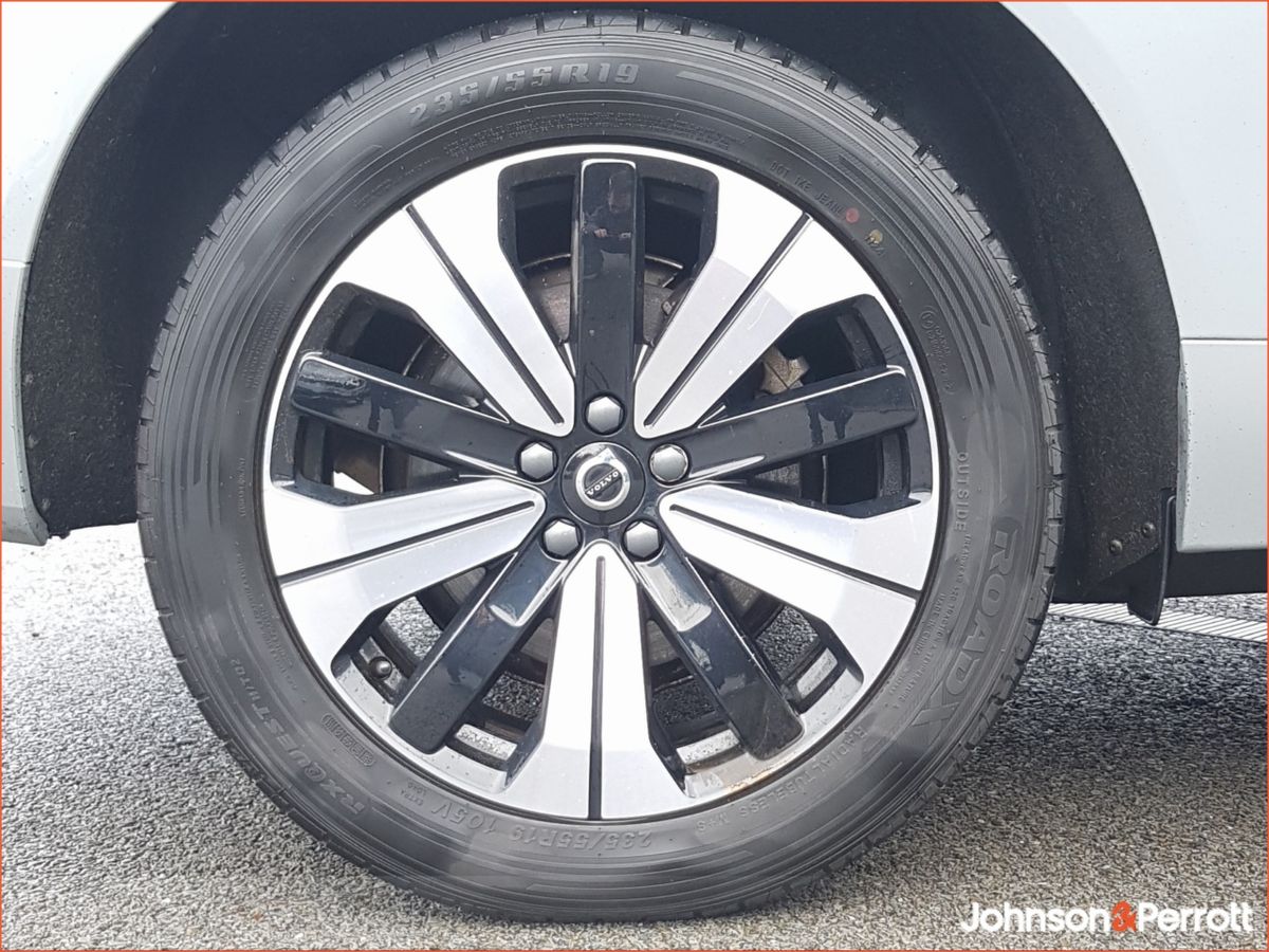 Volvo XC60 T6 350hp AWD PHEV Plus Bright (Two Year Volvo Selekt Warranty + Two Year Volvo Service Plan)