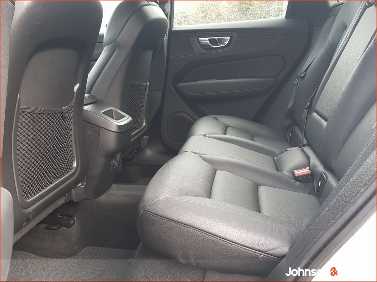 Volvo XC60 B4 197bhp Diesel MHEV Momentum (Two Year Volvo Selekt Warranty + Two Year Volvo Service Plan)