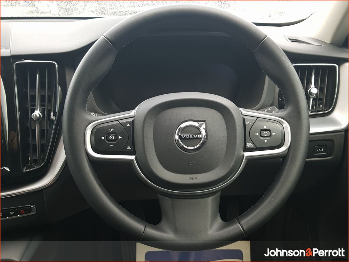 Volvo XC60 B4 197bhp Diesel MHEV Momentum (Two Year Volvo Selekt Warranty + Two Year Volvo Service Plan)