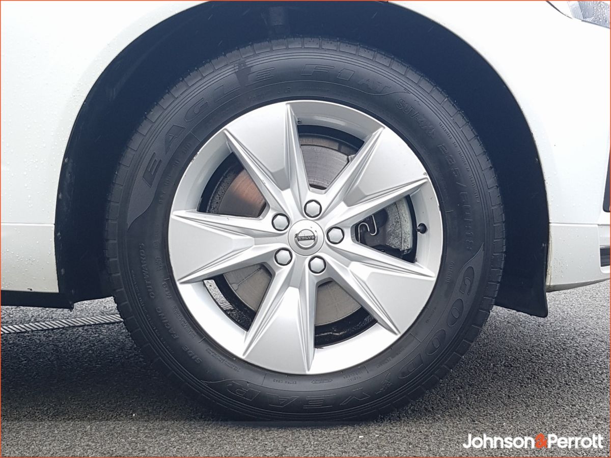 Volvo XC60 B4 197bhp Diesel MHEV Momentum (Two Year Volvo Selekt Warranty + Two Year Volvo Service Plan)