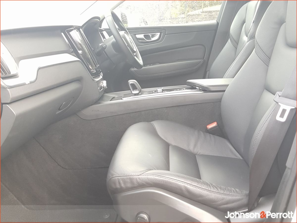 Volvo XC60 B4 197bhp Diesel MHEV Momentum (Two Year Volvo Selekt Warranty + Two Year Volvo Service Plan)