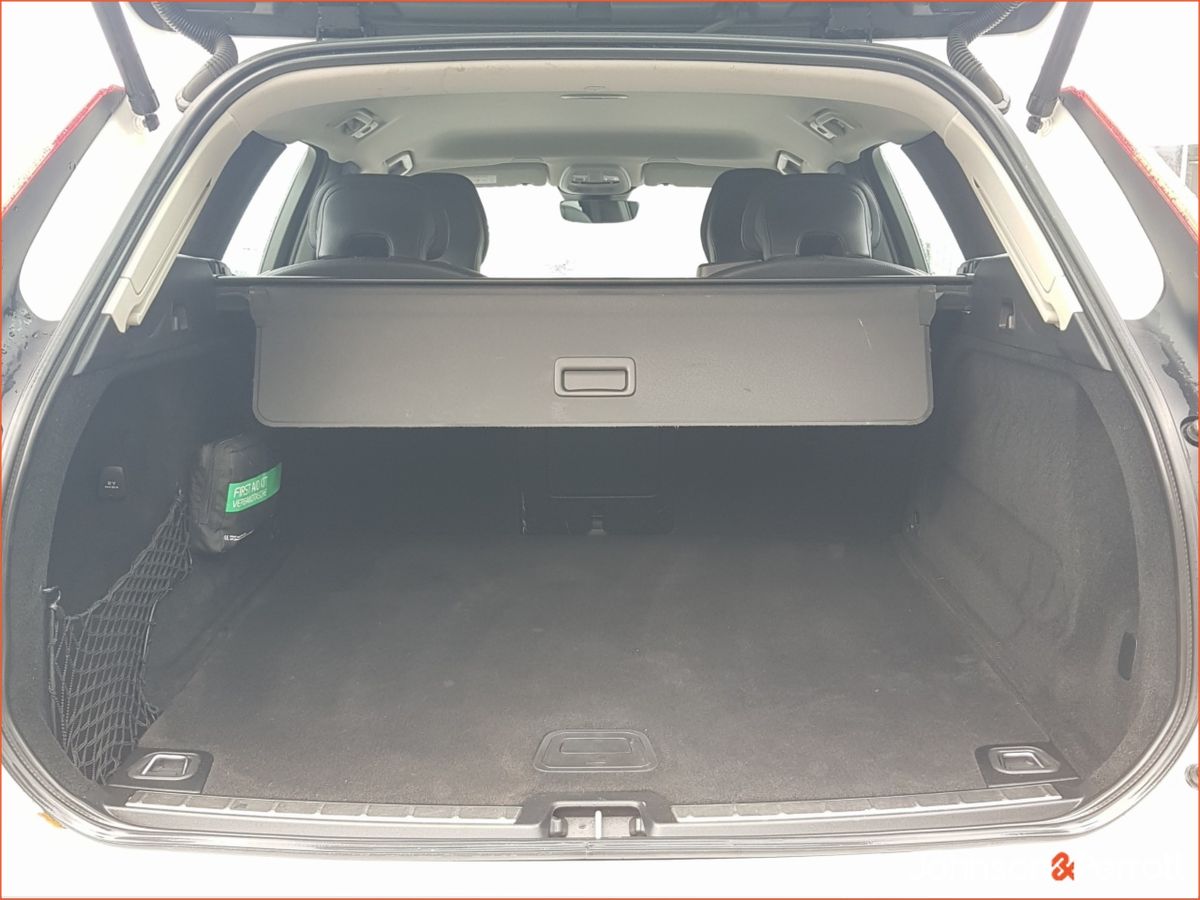 Volvo XC60 B4 197bhp Diesel MHEV Momentum (Two Year Volvo Selekt Warranty + Two Year Volvo Service Plan)