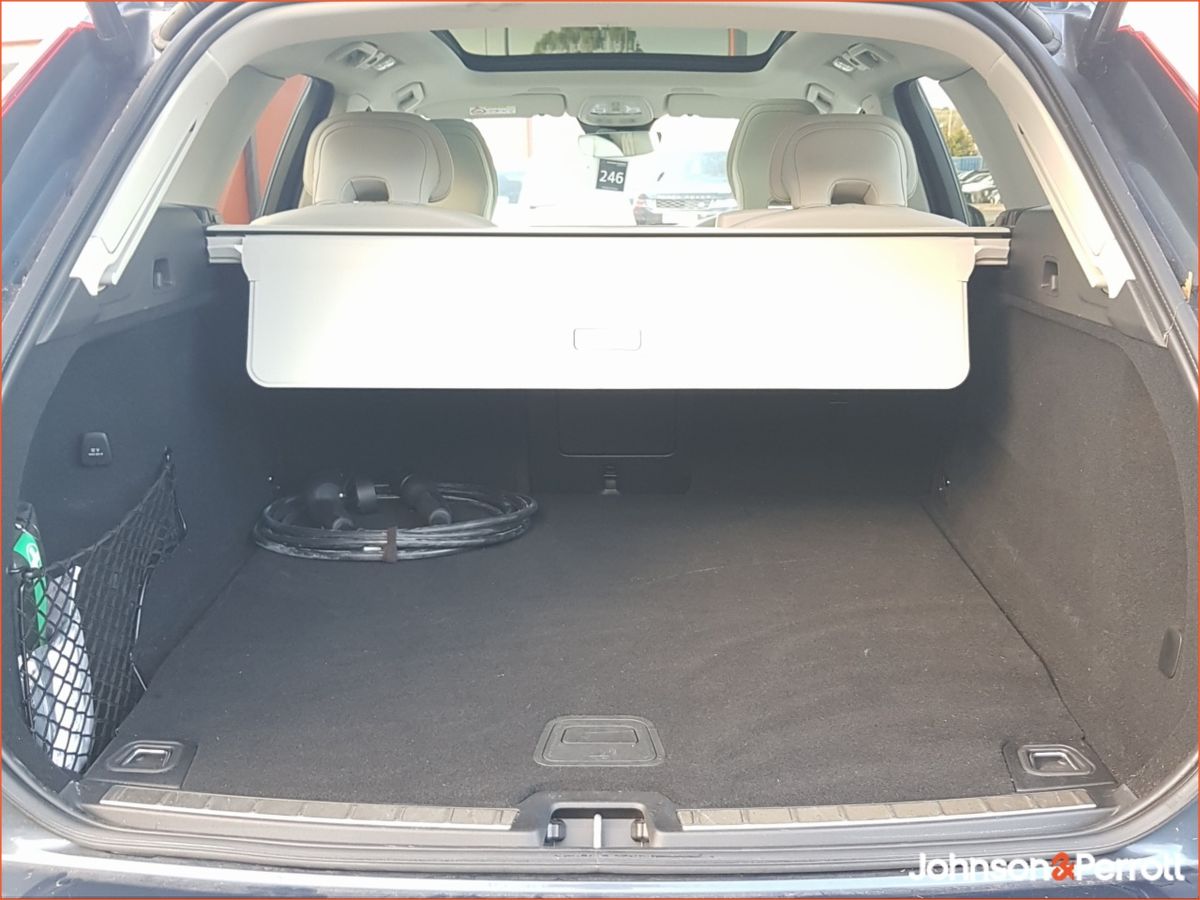 Volvo XC60 T6 350 bhp AWD PHEV Plus Bright (Two Year Volvo Selekt Warranty +Two Year Volvo Service Plan)