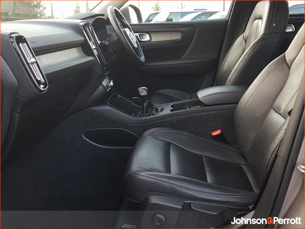 Volvo XC40 T3 163 bhp Inscription (Apple Carplay / Adaptive Cruise / BLIS)