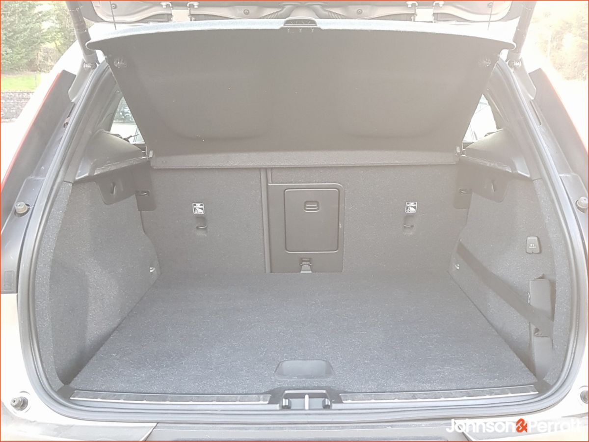 Volvo XC40 T3 163 bhp Inscription (Apple Carplay / Adaptive Cruise / BLIS)