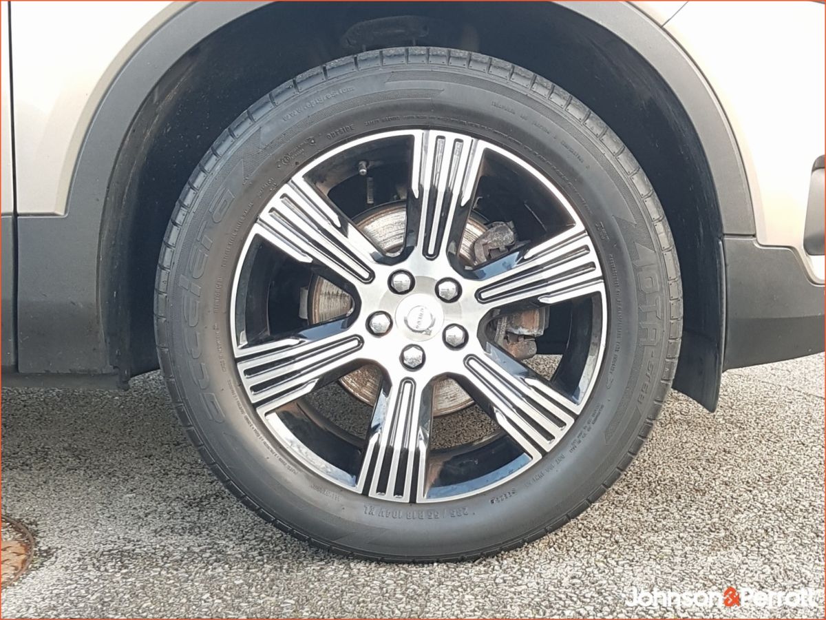 Volvo XC40 T3 163 bhp Inscription (Apple Carplay / Adaptive Cruise / BLIS)